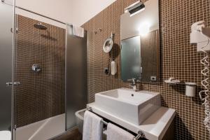 Koupelna v ubytování Hotel Operà + 27 fotografií