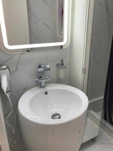 A bathroom at Laura City Egnatia Még 9 kép