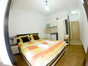 ein Schlafzimmer mit einem großen Bett in einem Zimmer in der Unterkunft Apartmani MN Velika Plaza Stoj in Ulcinj