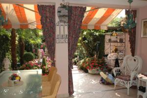 アスコナにあるResidenza Giardino - Chez Antoinetteの花と植物のある庭園付きの客室