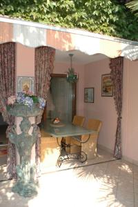 アスコナにあるResidenza Giardino - Chez Antoinetteのパティオ(パラソルの下にテーブルと椅子付)