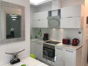 A kitchen or kitchenette at Laura City Egnatia