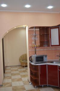 O bucătărie sau chicinetă la Chudo Gorod Apartment +97 fotografii