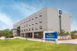 un edificio con una señal azul delante de él en Baymont by Wyndham Columbus, en Columbus