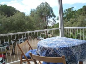 een tafel en stoelen op een balkon met uitzicht op een parkeerplaats bij Tramuntana in Platja  d'Aro