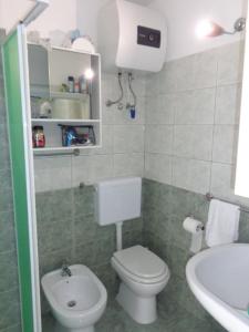 ガリポリにあるmini appartamento per due a Gallipoliの小さなバスルーム(トイレ、シンク付)