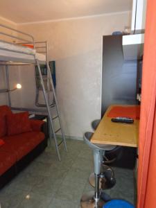 ガリポリにあるmini appartamento per due a Gallipoliの二段ベッド1組、デスクが備わる小さな客室です。