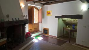 ein Wohnzimmer mit einem Kamin und einer Holztür in der Unterkunft La Loggia del Capitano - Rione Capisotto in Pitigliano