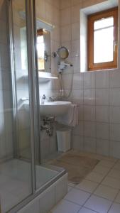 een badkamer met douche en wastafel bij Almhof in Sölden