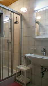 een badkamer met een glazen douche en een wastafel bij Almhof in Sölden