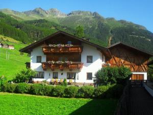een huis met bloembakken aan de voorkant bij Almhof in Sölden
