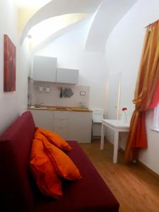 ナポリにあるCasetta Novaのリビングルーム(ソファーにオレンジの枕付)