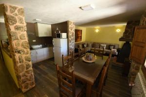 A kitchen or kitchenette at Casa el Autillo l