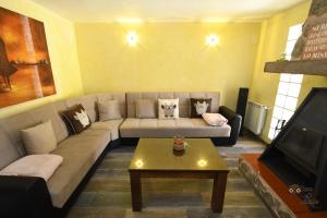A television and/or entertainment centre at Casa el Autillo l