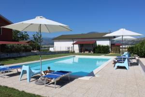 Bazén v ubytování B&B Colle Cucchiara nebo v jeho okolí