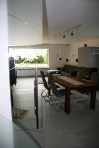 a living room with a wooden table and chairs at Ferienwohnung Kiel-Russee in Kiel