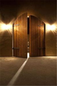 ein Paar Holztüren in einem Zimmer mit Beleuchtung in der Unterkunft Dunning Vineyards Guest Villa in Paso Robles
