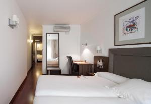 Postel nebo postele na pokoji v ubytování Hotel Yoldi