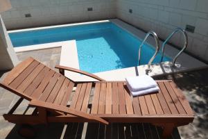 Bazén v ubytování Villa Sunshine nebo v jeho okolí