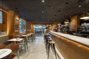 eine Person, die an einer Bar in einem Restaurant steht in der Unterkunft Hotel Yoldi in Pamplona