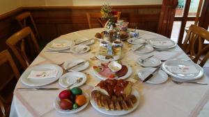 Jedlo v ubytovaní bed & breakfast alebo blízkom okolí