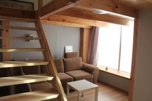 - un salon avec une mezzanine et un canapé dans l'établissement Apartamenty Górskie, à Stronie Śląskie