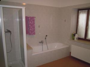 e bagno con vasca e doccia. di B&B Emma a Torreano