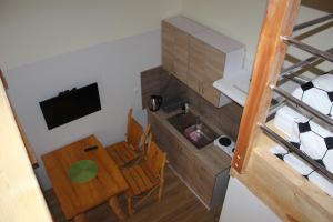 an overhead view of a kitchen with a table and chairs at Apartamenty Górskie in Stronie Śląskie