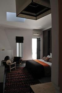 Ένα ή περισσότερα κρεβάτια σε δωμάτιο στο Riad First
