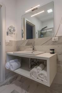 Koupelna v ubytování Aether Suites Tropea - Free Private Parking + 37 fotografií