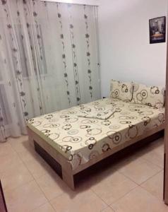 コンスタンツァにあるBeatryce Apartmentの小さなベッド1台が備わる客室です。
