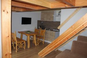 Kuchyňa alebo kuchynka v ubytovaní Apartamenty Górskie