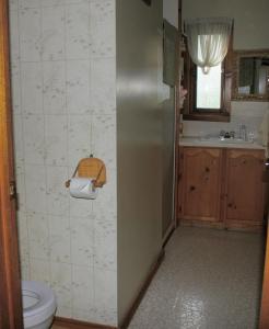 La salle de bains est pourvue de toilettes et d'un porte-papier toilette. dans l'établissement Dunphy's Bed and Breakfast, à Parson