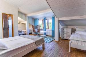 ein Schlafzimmer mit einem Bett und einem Schreibtisch in der Unterkunft St Anastasia Hotel in Burgas City