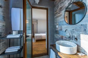 ein Badezimmer mit Waschbecken und Spiegel in der Unterkunft St Anastasia Hotel in Burgas City + 37 Fotos