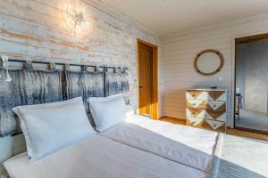 Ein Bett oder Betten in einem Zimmer der Unterkunft St Anastasia Hotel