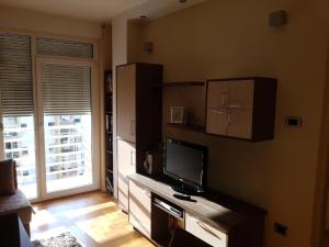 ein Wohnzimmer mit einem Flachbild-TV an der Wand in der Unterkunft Apartment Spens in Novi Sad