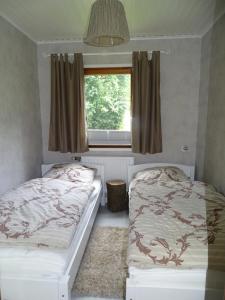 Postel nebo postele na pokoji v ubytování Hüttenflair am See mit Kamin