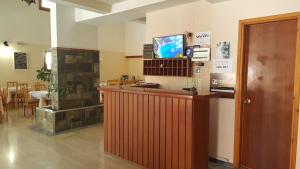 un ristorante con bar e TV a parete di Moustakis Hotel a Ayia Evfimia