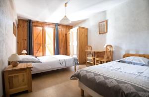 Postel nebo postele na pokoji v ubytování La Roche du Croue