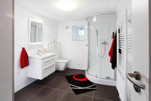 bagno bianco con doccia e lavandino di Villa Z - apartment with private parking a Brno