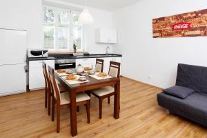 uma cozinha e sala de jantar com mesa e cadeiras em Villa Z - apartment with private parking em Brno