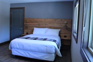 Postel nebo postele na pokoji v ubytování Sasquatch Inn