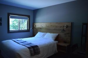 Un pat sau paturi într-o cameră la Sasquatch Inn