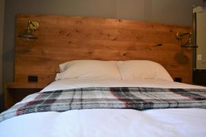 Postel nebo postele na pokoji v ubytování Sasquatch Inn