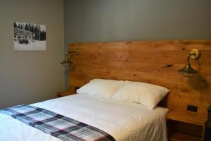 Postel nebo postele na pokoji v ubytování Sasquatch Inn