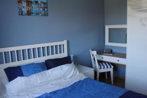 Łóżko lub łóżka w pokoju w obiekcie Apartament Kapitański Bursztynowe Komnaty