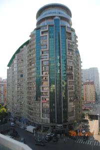 un gran edificio alto con muchas ventanas en Apartment VOX, en Batumi