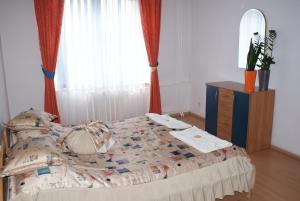 Łóżko lub łóżka w pokoju w obiekcie Hotel Monttis