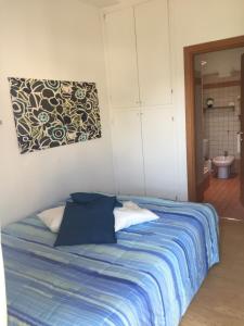 una camera con letto e piumone blu di Luca's a Sesto Fiorentino